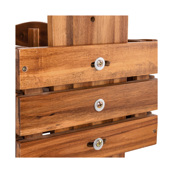 Close-up on the side of the tier