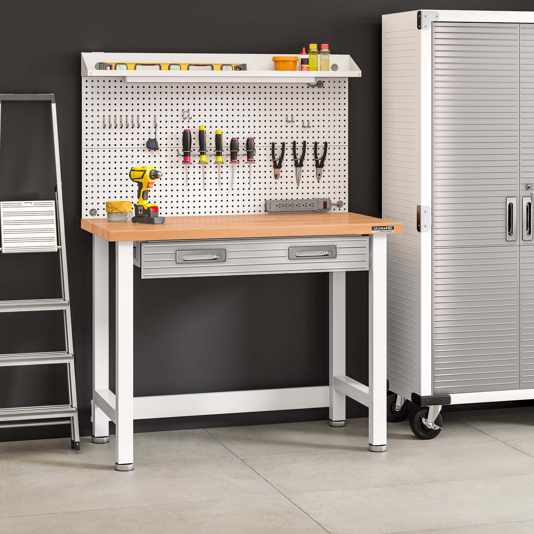 趣味 Garage Life BEST SELECTION UltraHD® Lighted Workcenter w/ Wood Top and Pegboard – Seville